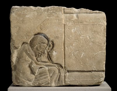 Kalksteinfragment mit versunkenem Relief, das einen schläfrigen Diener im Palast darstellt von Egyptian 18th Dynasty